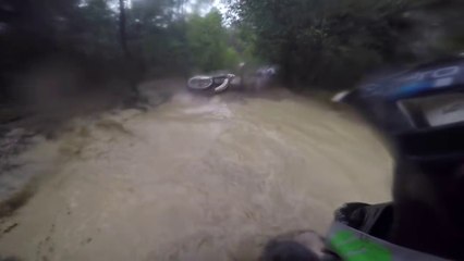 2 motards se renversent dans une grosse flaque !