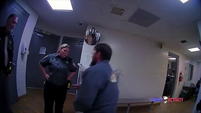 Cette arrestation tourne en demande en mariage !