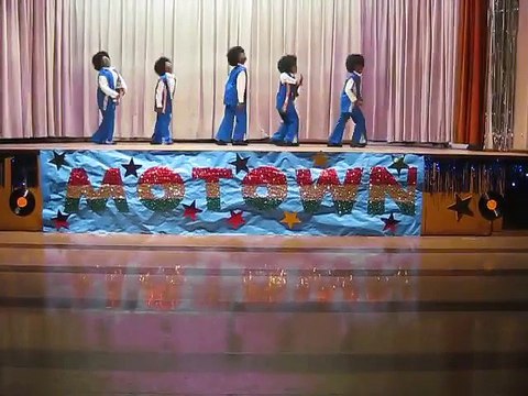 Déguisés en Jackson 5 ces gamins défoncent tout !