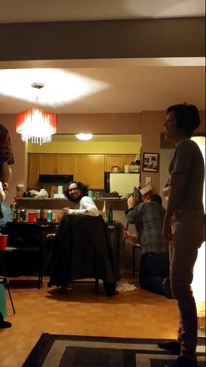 Elle demande son mec en mariage devant la famille !