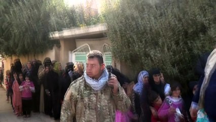Irak: une ONG distribue de l'aide humanitaire à Mossoul