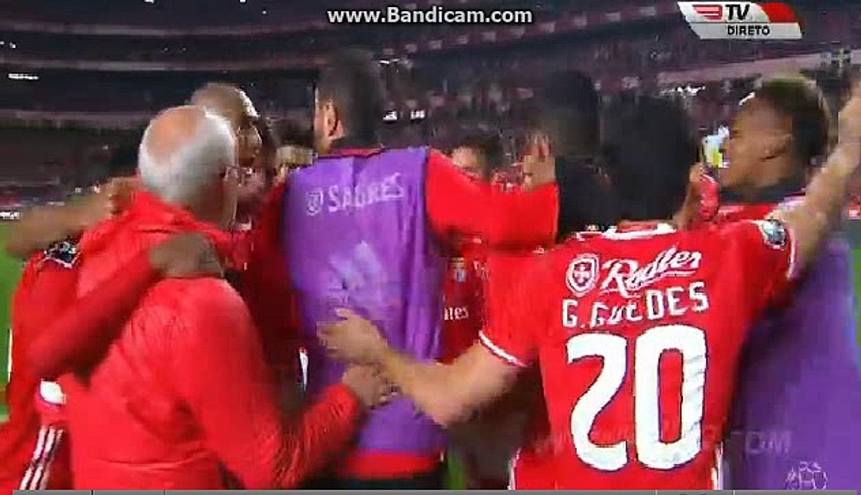 Ambiente épico no fim da partida Benfica 2-1 Sporting
