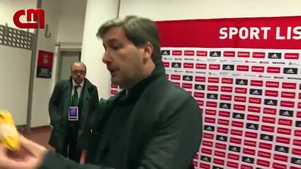 O MOMENTO EM QUE BRUNO DE CARVALHO MOSTRA A CARTOLINA