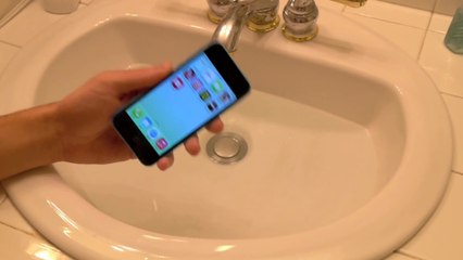 iPhone 5C Water Test - Playing Infinity Blade 3 Underwater