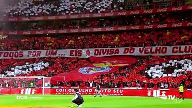 A coreografia na entrada das equipas no Estádio da Luz