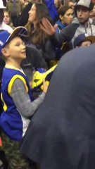 Ce fan vole un enfant d'une chaussure dédicacée !! Steph Curry