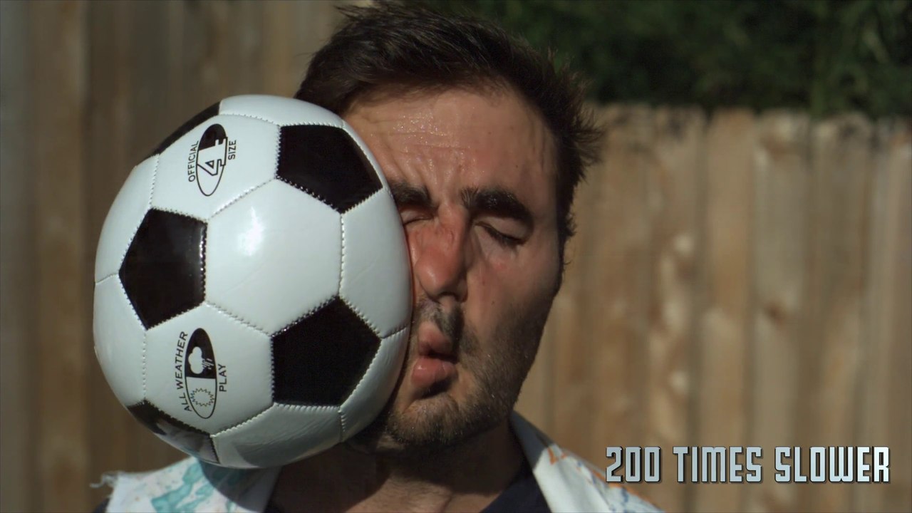 Se prendre un ballon de foot en pleine face en slowmotion ! Vidéo