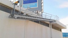 Μεταλλική σκάλα με μηχανική ανύψωση