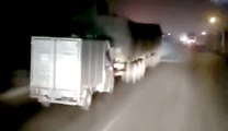 Des voleurs vident un camion lancé à grande vitesse