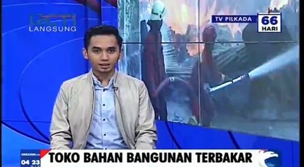 Toko Bangunan Terbakar, Warga Panik Padamkan Api