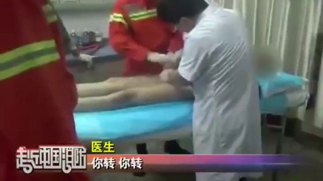 Bague de fiançailles coincée autour du pénis