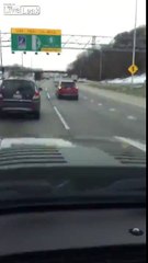 Elle roule sur 3 roues sur l'autoroute mais n'a pas l'air de s'en soucier