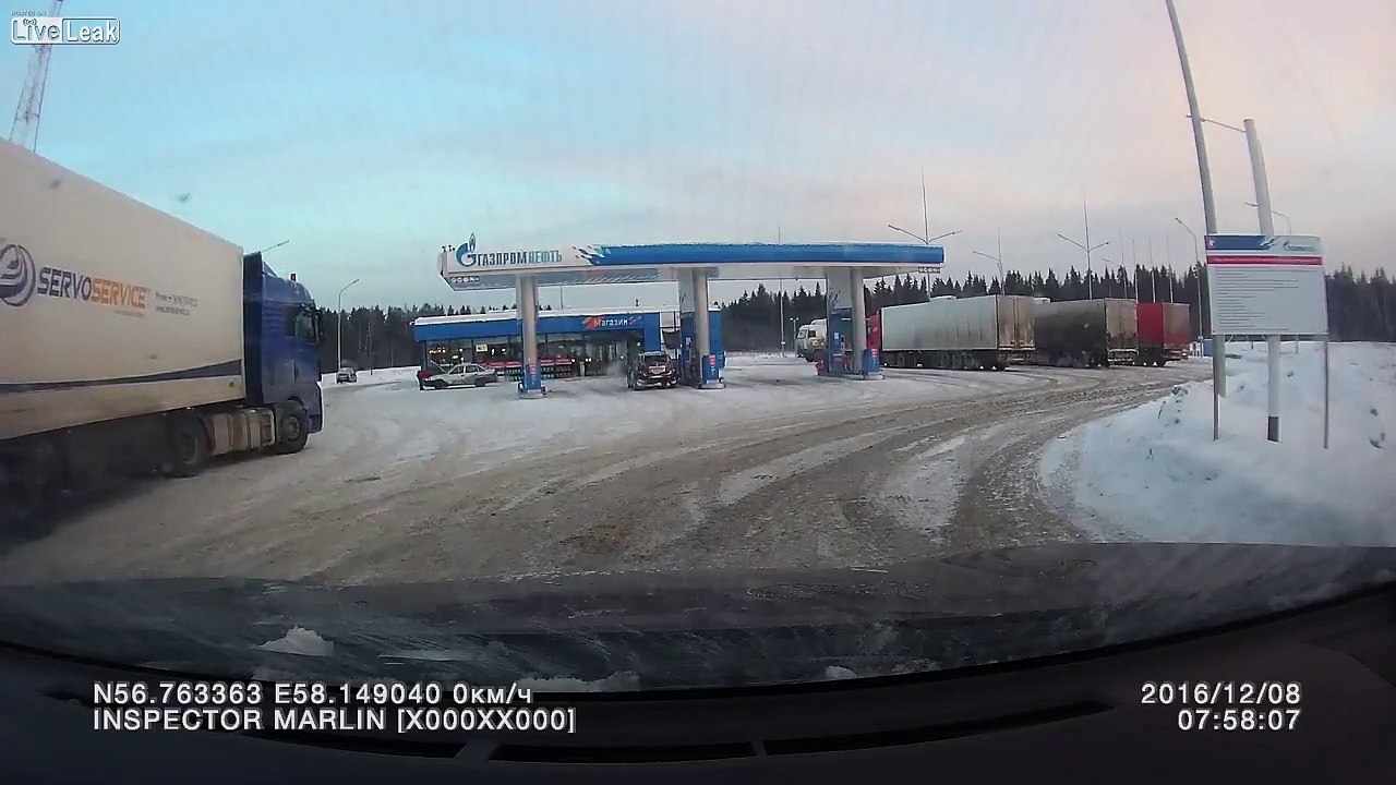 Les pneus d'un camion explosent et causent pas mal de dégâts