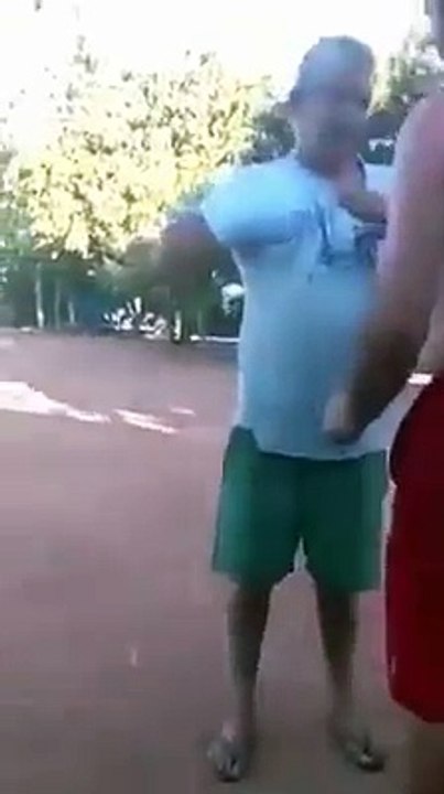Regardez cette homme faire la danse des canards !