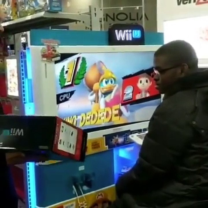Le personnel d'un magasin Best Buy offre une Wii U à un enfant qui venait tous les jours y jouer