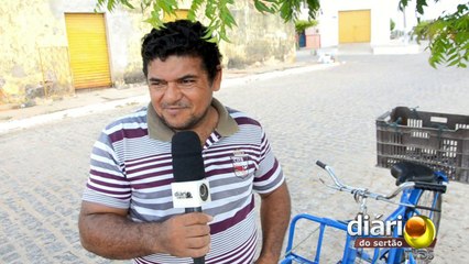 Após furto, vendedor de salgados ganha nova bicicleta e chora ao falar das dificuldades
