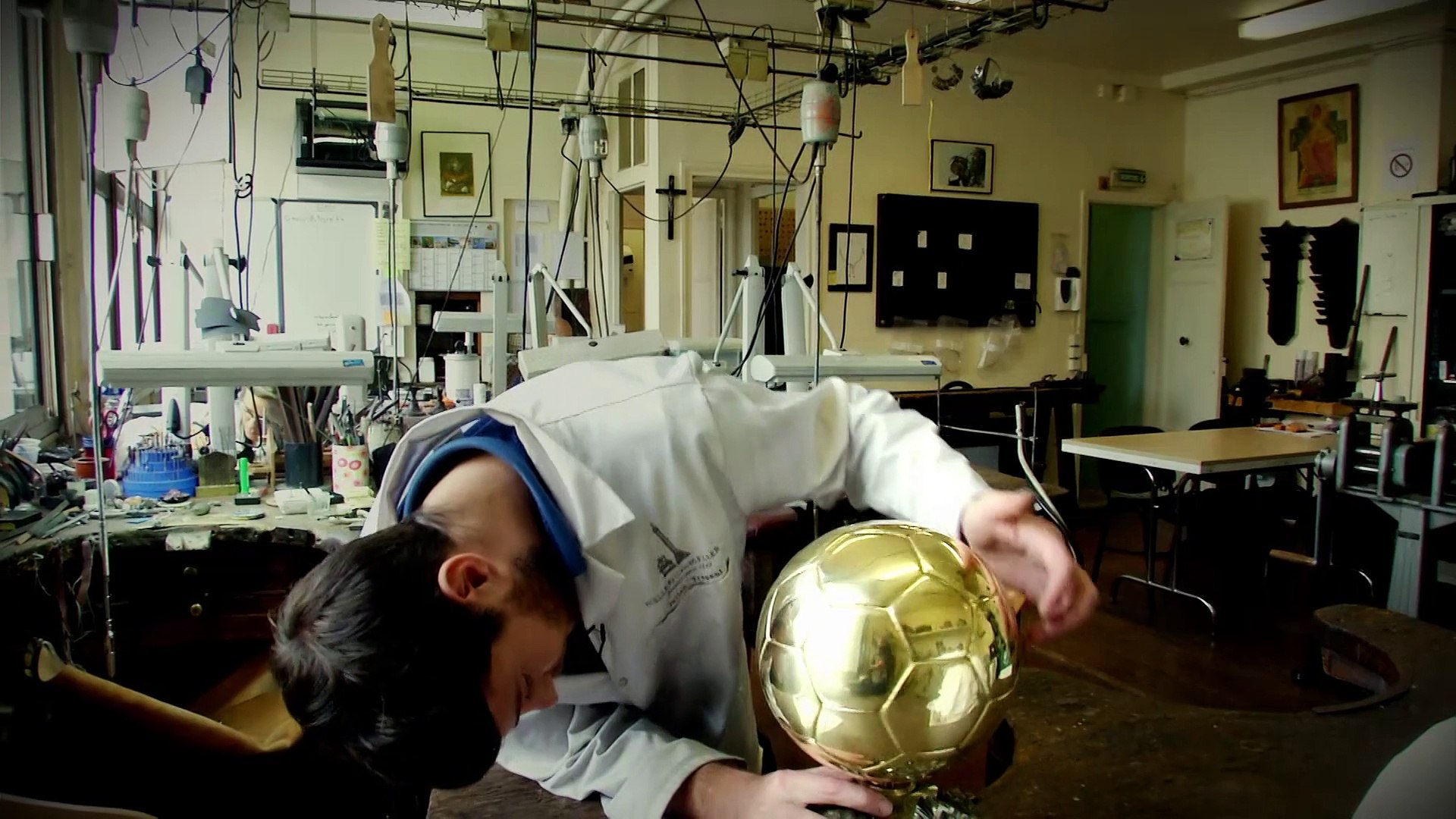 Foot - Ballon d'Or : Secrets de fabrication - Vidéo Dailymotion