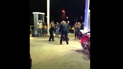 Braqué par la police parce qu'il cache quelque chose