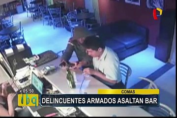 Comas: delincuentes armados asaltan bar