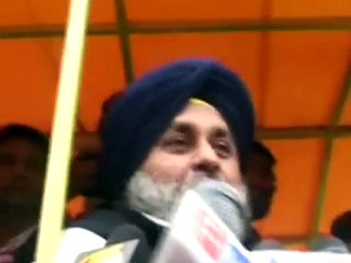Sukhbir Badal Make Fun With Capt And Kejriwal On Harike Water Cruise