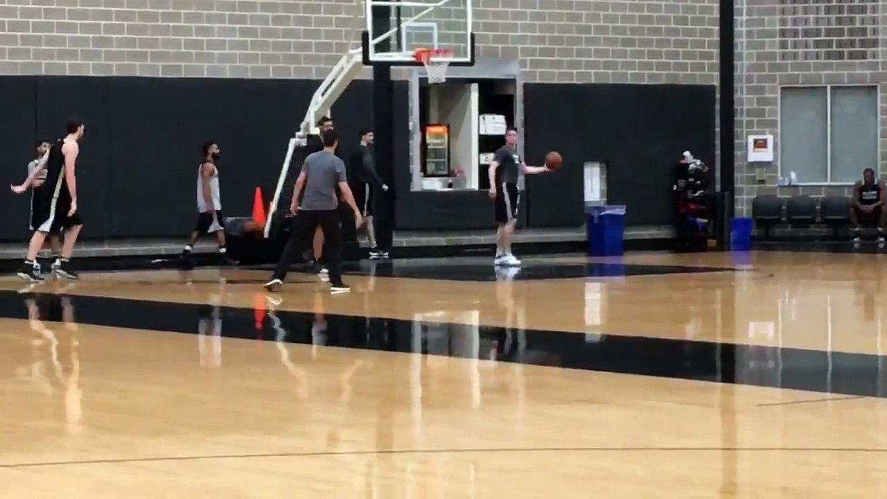 Pau Gasol et Tim Duncan s'affrontent en 1-contre-1