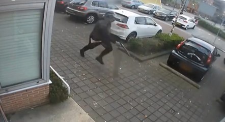 Il attend sa victime pour lui tirer dessus.