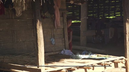 جنود حكومة ميانمار يمنعون سكان قرية من العودة إليها