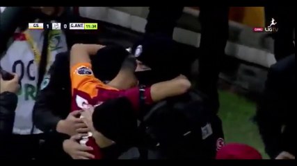Galatasaray's Yasin Östekin Hugged Police Officers After Scoring!