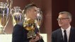 Foot - Ballon d'Or : Cristiano Ronaldo reçoit le Ballon d'Or 2016