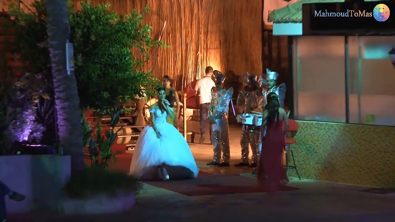 عروسه تعد مفاجأة غير متوقعة لعريسها في حفل الزفاف