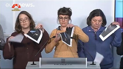 Katalan milletvekilleri İspanya kralının fotoğrafını yırttı
