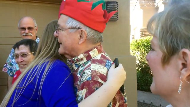 Un père offre un très beau cadeau de noël à sa fille qui n'en revient pas