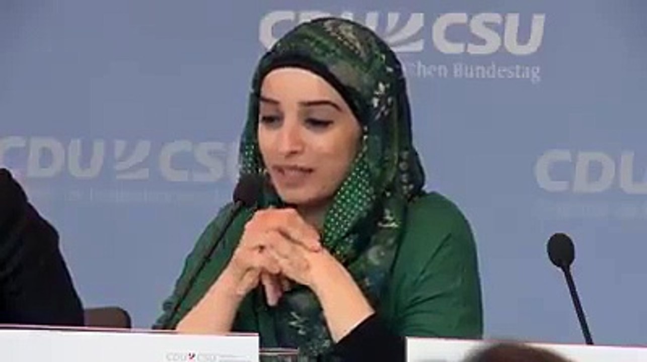 Junge Muslima erklärt, dass sich Muslime hier NiCHT integrieren müssen