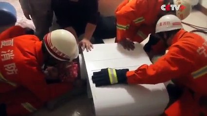 Le sauvetage d une petite fille coincພ dans une machine à laver