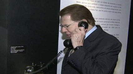 Silvio Santos aproveita aniversário para visitar exposição no MIS