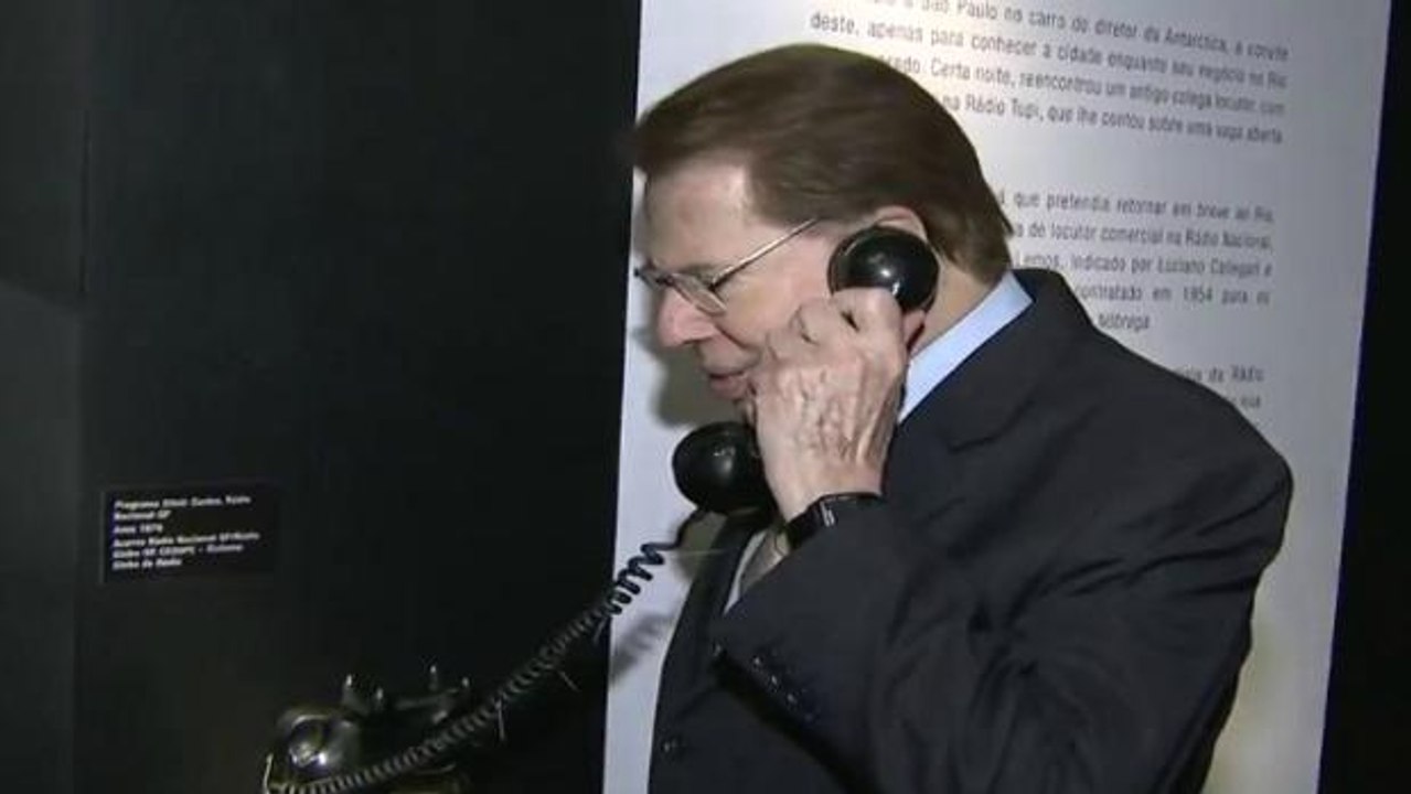 Silvio Santos aproveita aniversário para visitar exposição no MIS