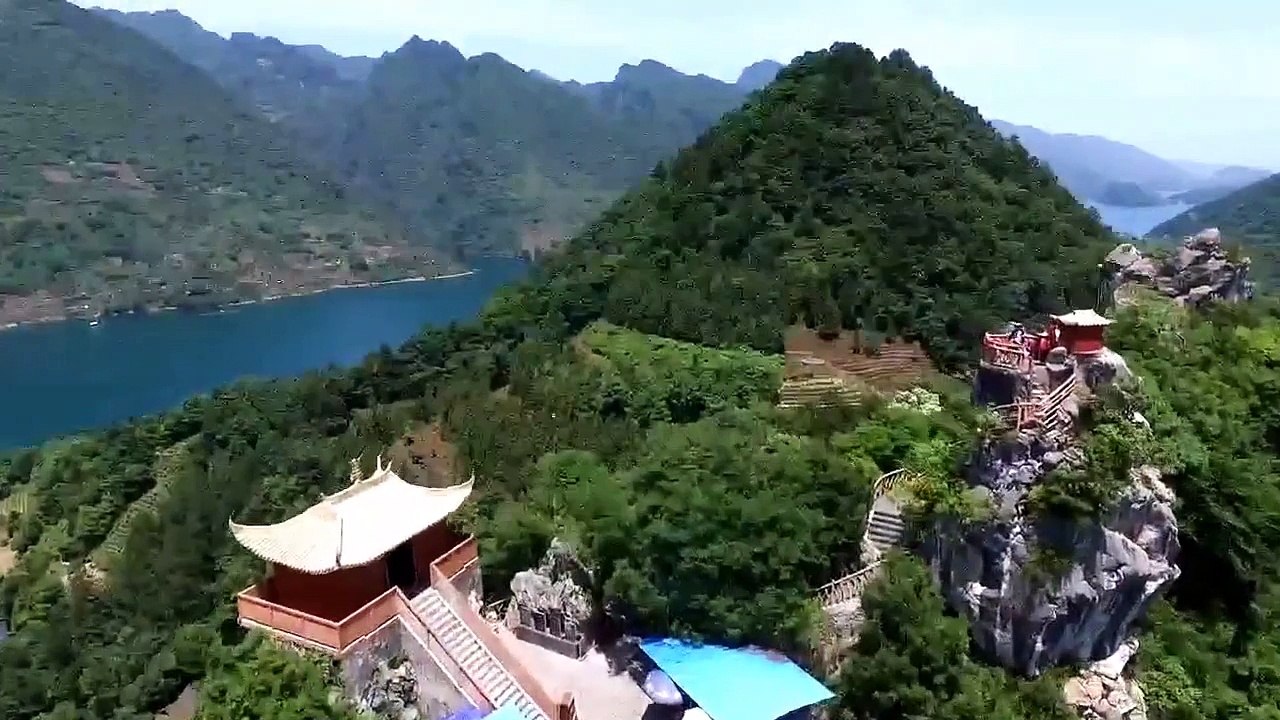 【See China】  Go over the Three Gorges of the Yangtze River, to experience the magnificent scenery of the clouds.