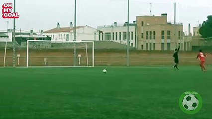 Un joueur frappe un arbitre en plein match
