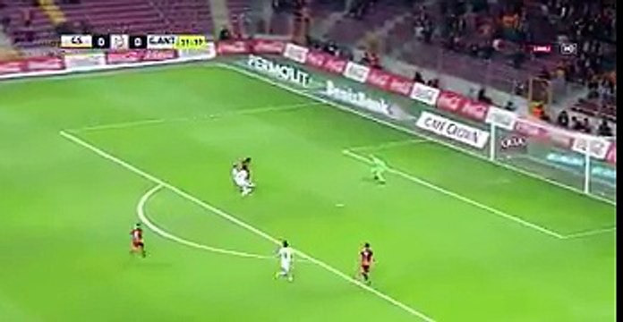 Hommage d'un footballeur turque aux policiers après un but suite aux attentats d'Istanbul - Galatasaray