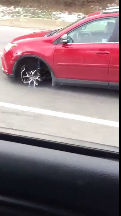 Cette voiture roule sans pneus sur l'autoroute !! WTF