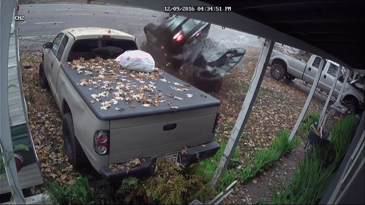 Elle s'endort au volant et se prend un arbre ! Accident impressionnant