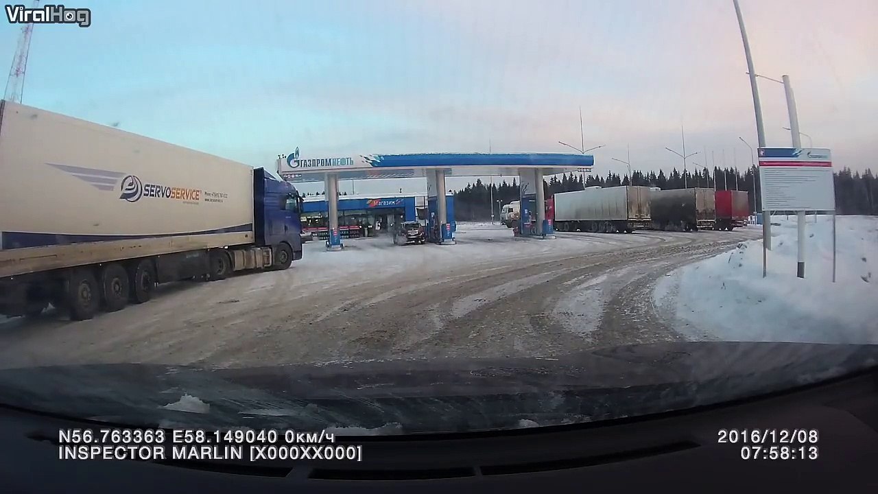 Une méthode efficace pour déneiger les toit de tout le cartier : explosion d'un pneu de camion