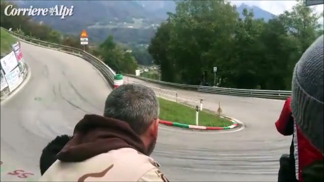 Ce pilote va crasher sa Ferrari d'une façon incompréhensible et bien ridicule
