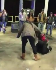 Il cache une arme dans son blouson et veut la sortir alors que les policiers le braquent... Dingue