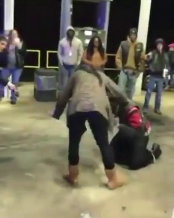 Il cache une arme dans son blouson et veut la sortir alors que les policiers le braquent... Dingue