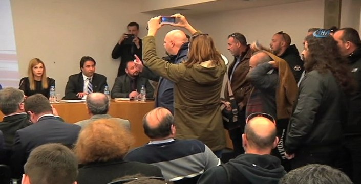 Yunanistan'da aşırı sağcılar toplantı bastı