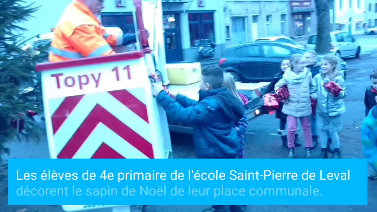 Binche Leval decoration du Sapin par les élèves de l'école Saint-Pierre