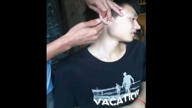 Chinese Ear Cleaning (85) Cleaning Ears and Drinking Tea