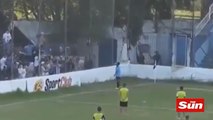 Un footballeur se fait tirer dessus par un policier en plein match.