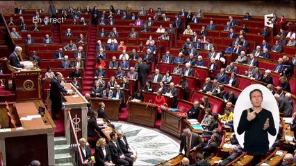 Cazeneuve dénonce de possibles "crimes contre l'humanité" à Alep